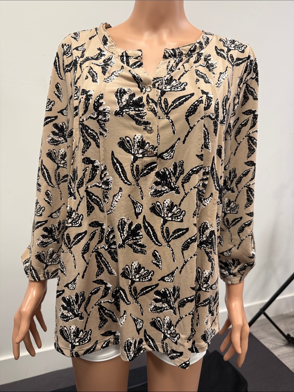 Carolyn Taylor Beige & Black Floral Split-Neck Blouse